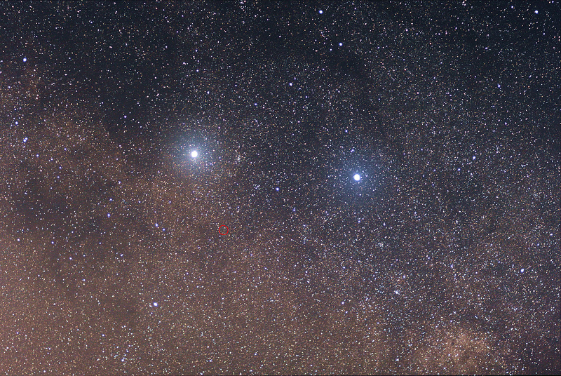 Alpha Centauri A (left) and B (right) with the dim companion Proxima Centauri circled in red. Image: Wikimedia